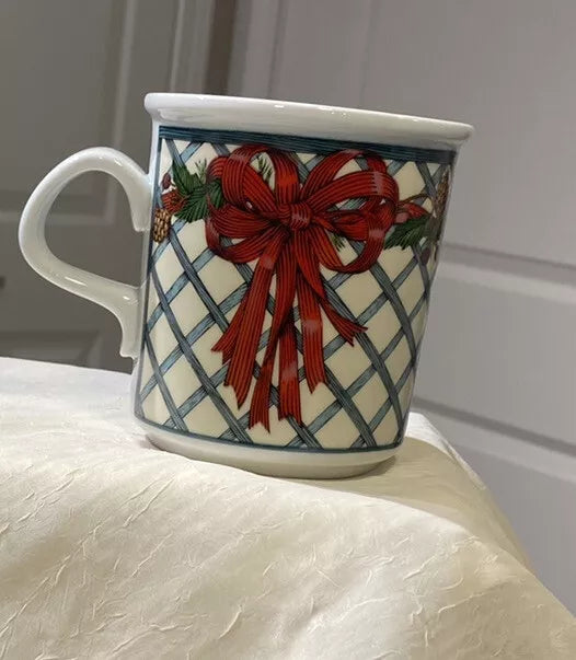 Dansk "Nordic Garden" Mug Christmas Holiday Trellis Pinecones Berries Red Bow