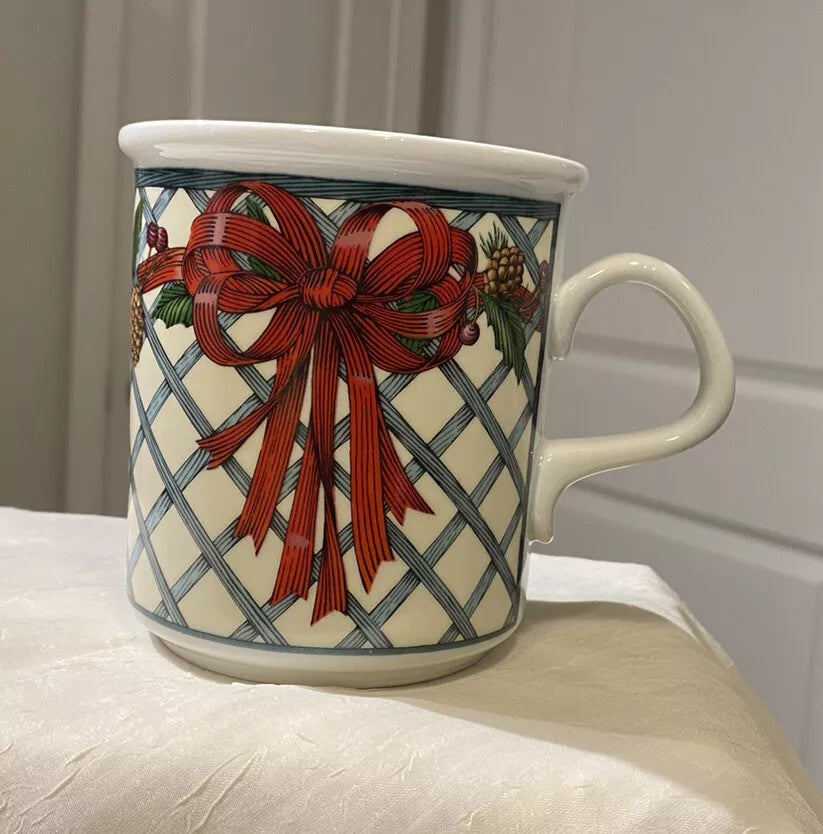 Dansk "Nordic Garden" Mug Christmas Holiday Trellis Pinecones Berries Red Bow